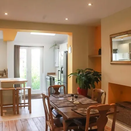 Cheerful 2 Bedroom Family With Private Garden بيت للعطل *