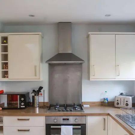 Cheerful 2 Bedroom Family With Private Garden بيت للعطل