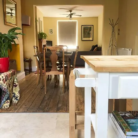 Cheerful 2 Bedroom Family With Private Garden *