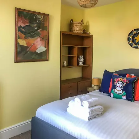 Cheerful 2 Bedroom Family With Private Garden 度假居