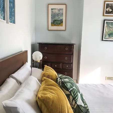 Cheerful 2 Bedroom Family With Private Garden