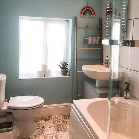 Cheerful 2 Bedroom Family With Private Garden *