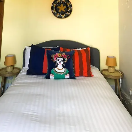 بيت للعطل Cheerful 2 Bedroom Family With Private Garden