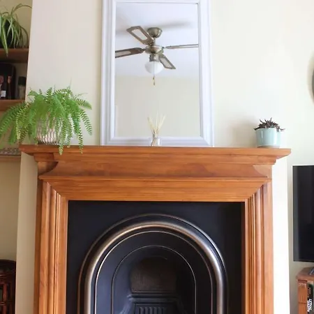 Cheerful 2 Bedroom Family With Private Garden بيت للعطل