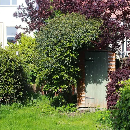 Cheerful 2 Bedroom Family With Private Garden