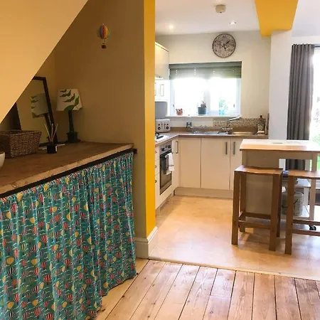 Cheerful 2 Bedroom Family With Private Garden