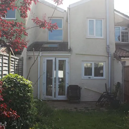 Cheerful 2 Bedroom Family With Private Garden *